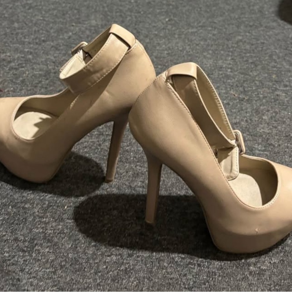‘Charlotte Russe Tan heels 
SZ: 8.5 - Picture 2 of 5